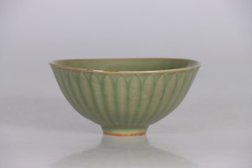 Null 中国，明朝时期。青瓷龙泉碗，外部刻有花瓣。高：8；深：17.5厘米（裂缝和缺底）。