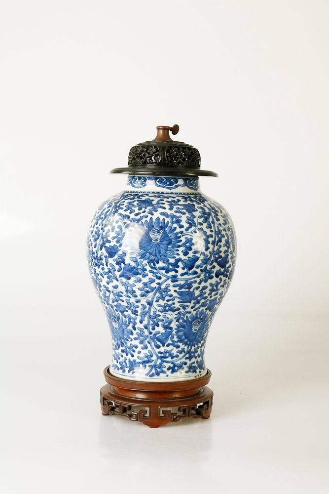 Null 中国，18世纪。一个青花瓷花瓶，有莲花卷轴。安装成灯，有盖子和木质底座。高：34；深：25厘米（不含盖子和底座）（穿孔，小的烧制缺陷）。
