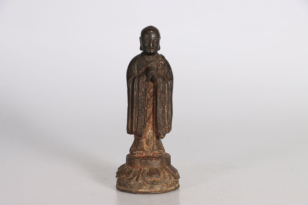 Null 中国，明朝时期。青铜雕像，代表Maha Kashyapa站在莲花形的底座上，双手合十祈祷。高: 24.5厘米 (磨损)