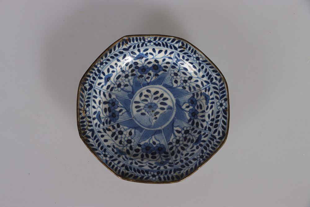 Null CHINE, Marque et époque Kangxi, XVIIIe siècle. Petite coupelle octogonale e&hellip;