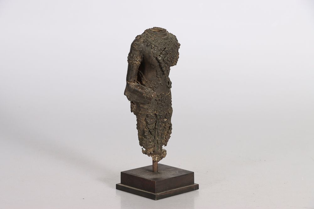 Null INDONESIE, Java centrale, X/XIe siècle. Statuette en bronze, figurant une d&hellip;
