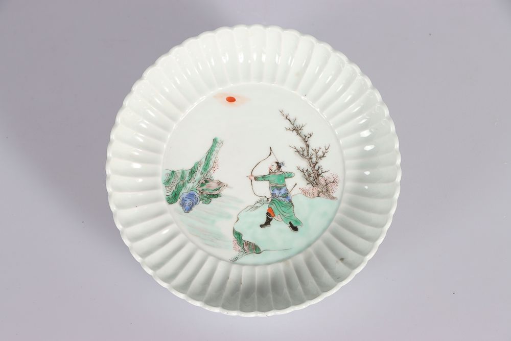 Null 中国，19世纪。godronnée形式的瓷杯，中间的珐琅彩装饰是山水中的弓箭手的绿色家族。D : 18,2 cm