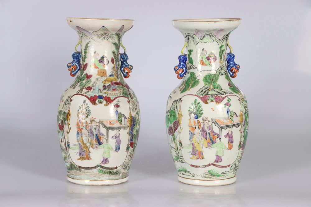 Null (2) 中国，19世纪。一对多色珐琅彩和金彩装饰的瓷质柱形花瓶，花瓶内部的人物被鱼和蝙蝠包围着，背景装饰着湖泊风景，把手采用嵌合体的形式。高：43.5&hellip;