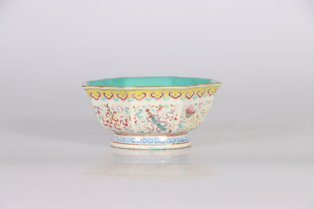 Null CHINA, siglo XIX. Cuenco de porcelana sobre pie con decoración en esmalte p&hellip;