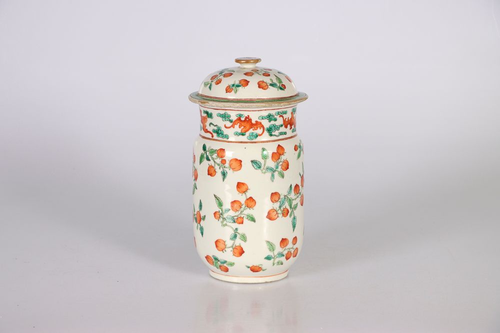 Null CHINE, fin XIXe siècle-début du XXe siècle. Vase couvert en porcelaine de f&hellip;