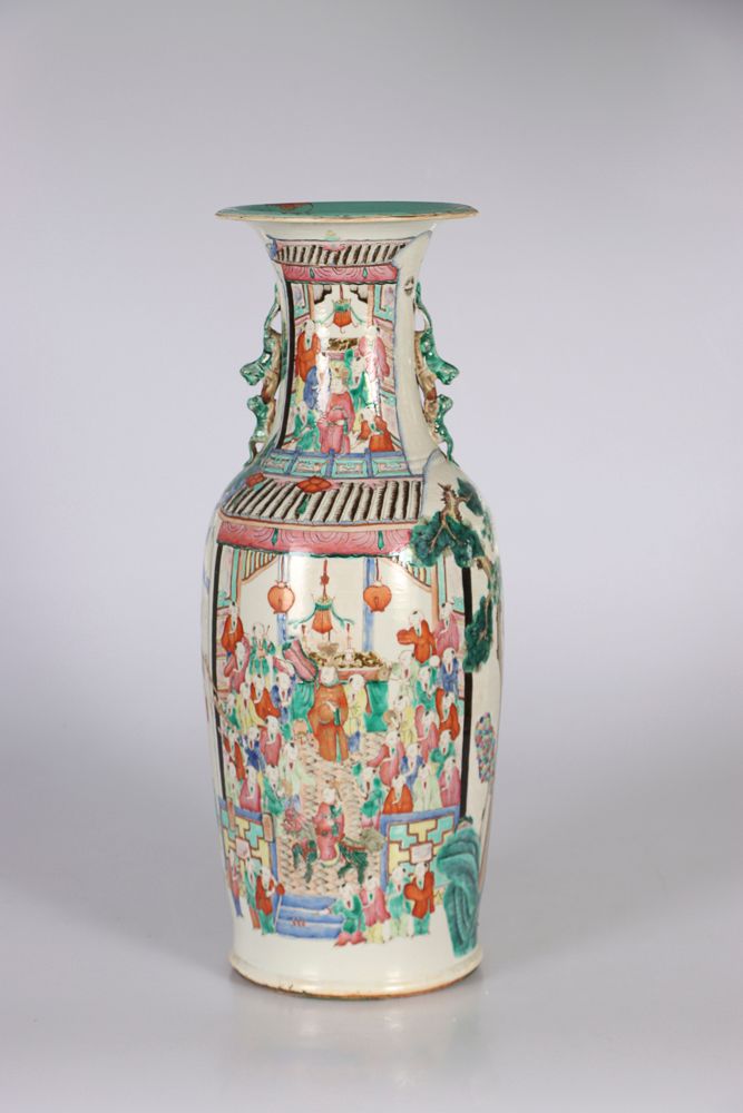Null CHINE, XIXe siècle. Vase balustre en porcelaine à décor en émaux de la fami&hellip;