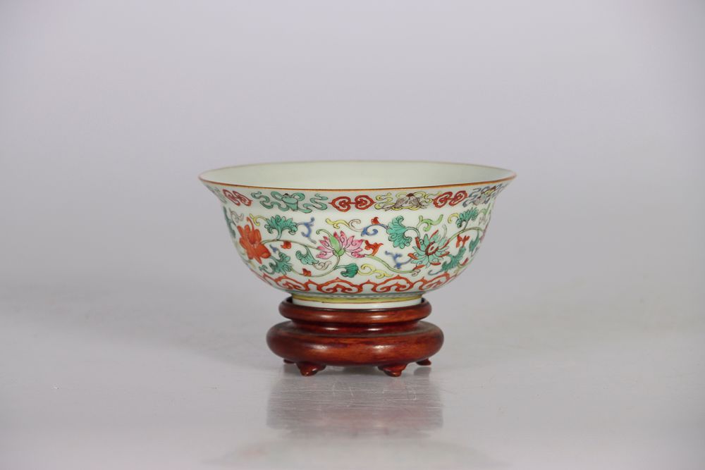 Null CHINE, XIXe siècle. Bol en porcelaine à bordure évasée à décor en émaux pol&hellip;