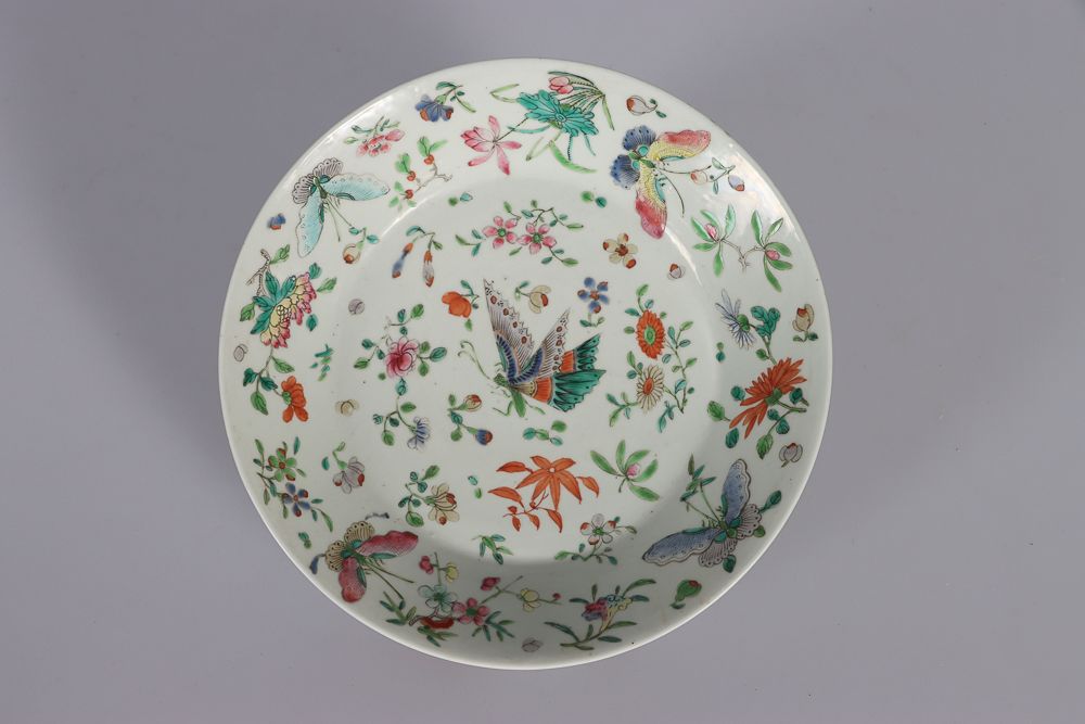 Null 中国，19世纪。瓷制汤盘，有花和蝴蝶的多色珐琅装饰。底部有一个天启的标记嘉庆。D : 23 cm (磨损)