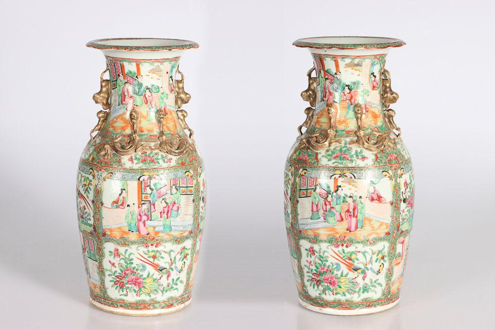 Null (2) CINA, Scuola di Canton, XIX secolo. Coppia di vasi a balaustro in porce&hellip;