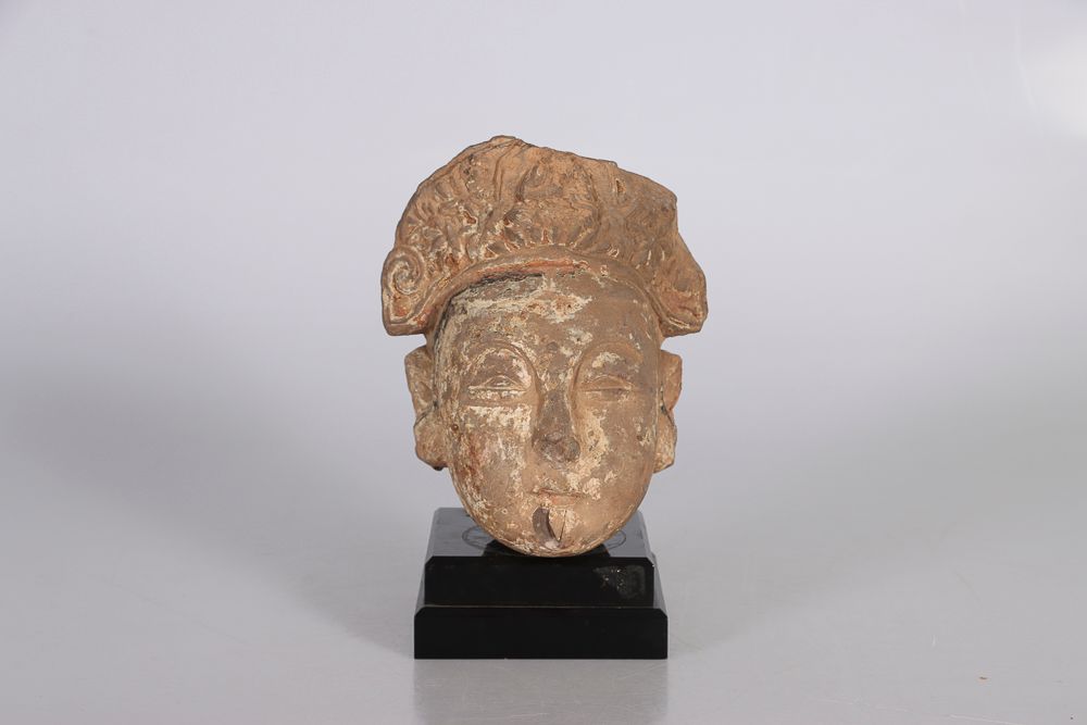 Null CHINA, Ming-Zeit. Kopf von Guanyin aus Sandstein, dargestellt mit mandelför&hellip;