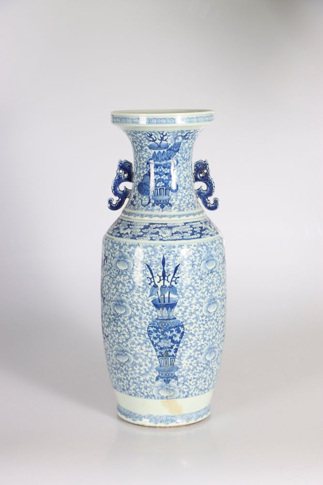 Null CHINE, XIXe siècle. Grand vase balustre en porcelaine bleu blanc à décor de&hellip;