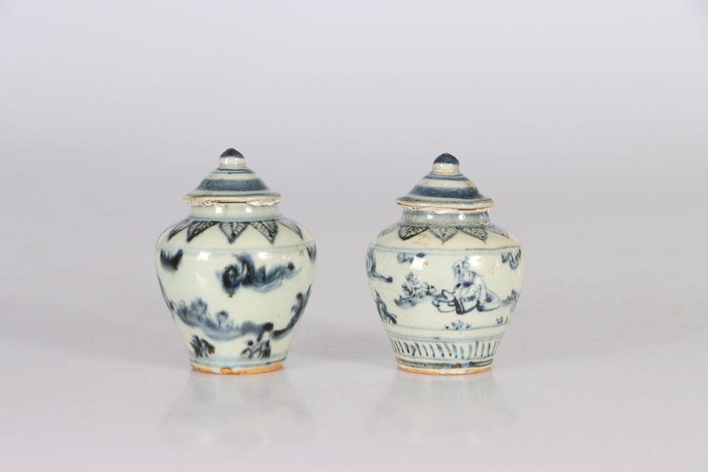 Null (2) 中国，明朝时期。两件瓷器微型有盖花瓶，外面有釉下钴蓝装饰的人物。高：11厘米（每个）（意外）。