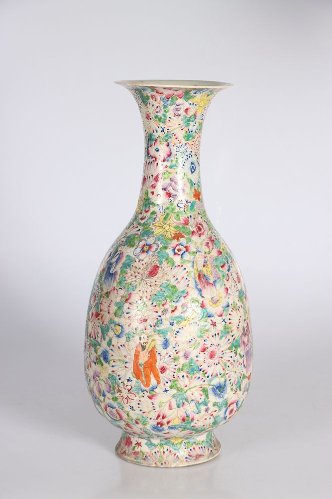Null CHINE, XIXe siècle. Grand vase de forme balustre à col évasé en porcelaine &hellip;