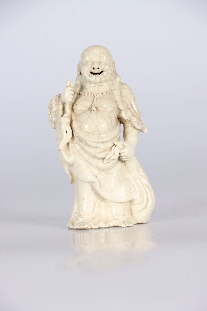 Null CHINE, XIXe siècle. Statuette de Budai debout tenant son sac de richesse en&hellip;