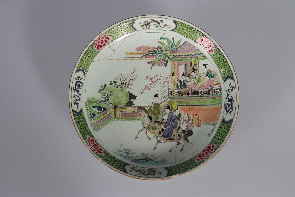 Null 中国，雍正时期，18世纪。瓷盘饰有绿色和粉红色的家族珐琅彩，中央的徽章上显示着有身份的人骑着马在亭子前，亭子里有优雅的女人，边上饰有锦缎和花纹的刻痕。&hellip;