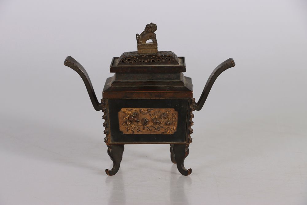 Null CHINE, XVIIe-XVIIIe siècle. Brûle-parfum couvert en bronze partiellement do&hellip;
