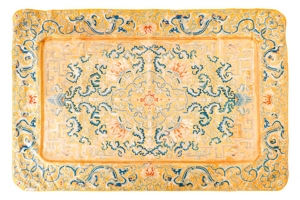 Null 中国，18世纪，乾隆时期。重要的纺织品由丝绸（Kesi）和金线制成。丰富的刺绣，中央有卷轴和花朵的图案，边框有龙纹的楣，125 x 85厘米（有些磨损&hellip;