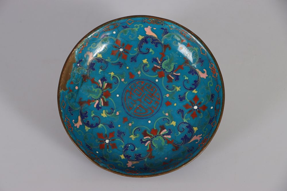 Null 中国，乾隆标记和时期，18世纪。绘有花卷和绿松石背景的珐琅碗。D : 15,8 cm (有缺口和丢失的部分)