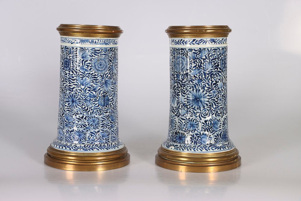 Null (2) CHINA, 18th century. Two cylindrical vases in blue-white porcelain deco&hellip;
