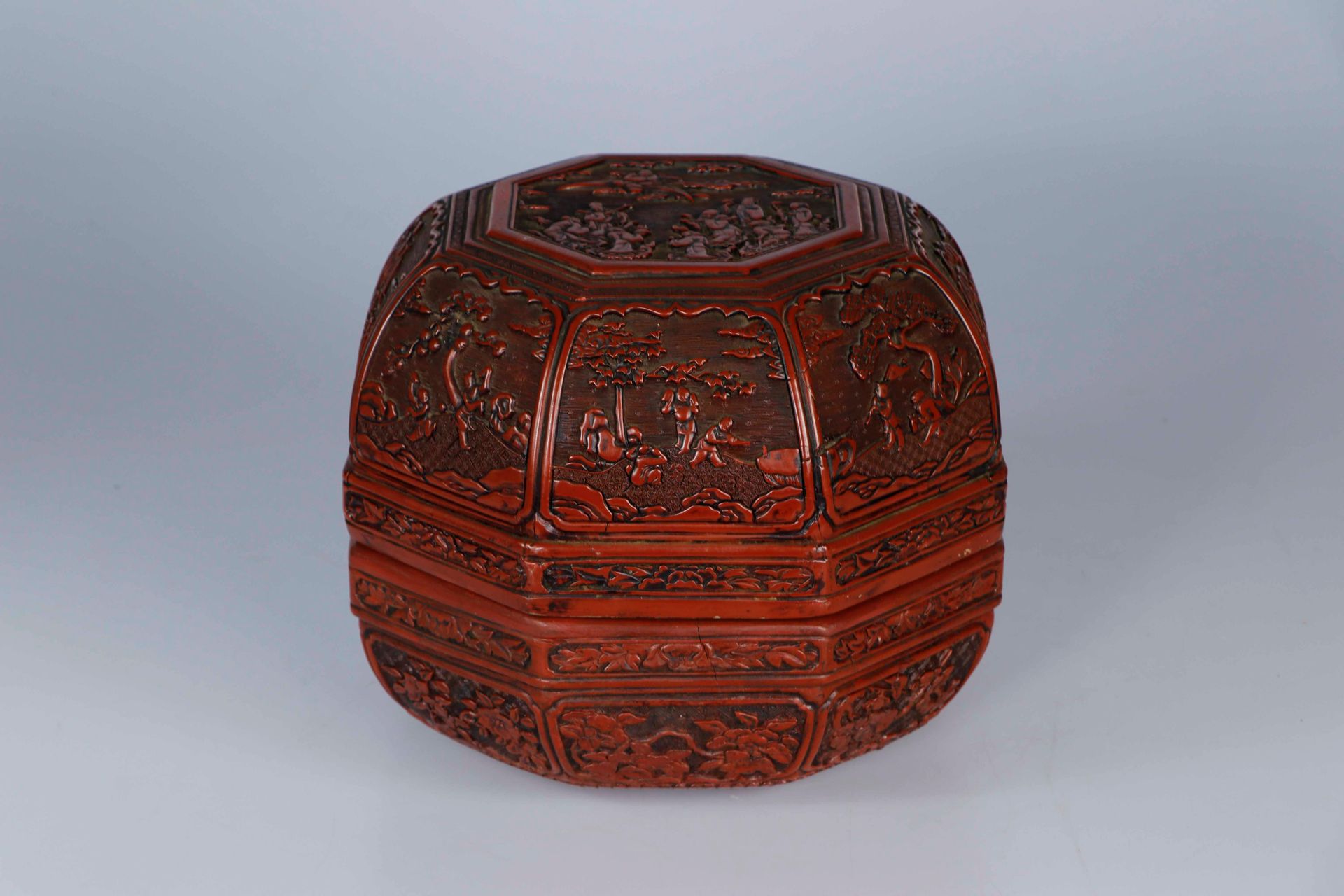 Null *中国，明朝，16世纪。罕见的朱砂漆盖盒。八角形，原来安装在一个脚上，整体呈现出丰富的红漆雕刻装饰，描绘了一个道教神仙的集会场景，外部表现在盖子上的中&hellip;