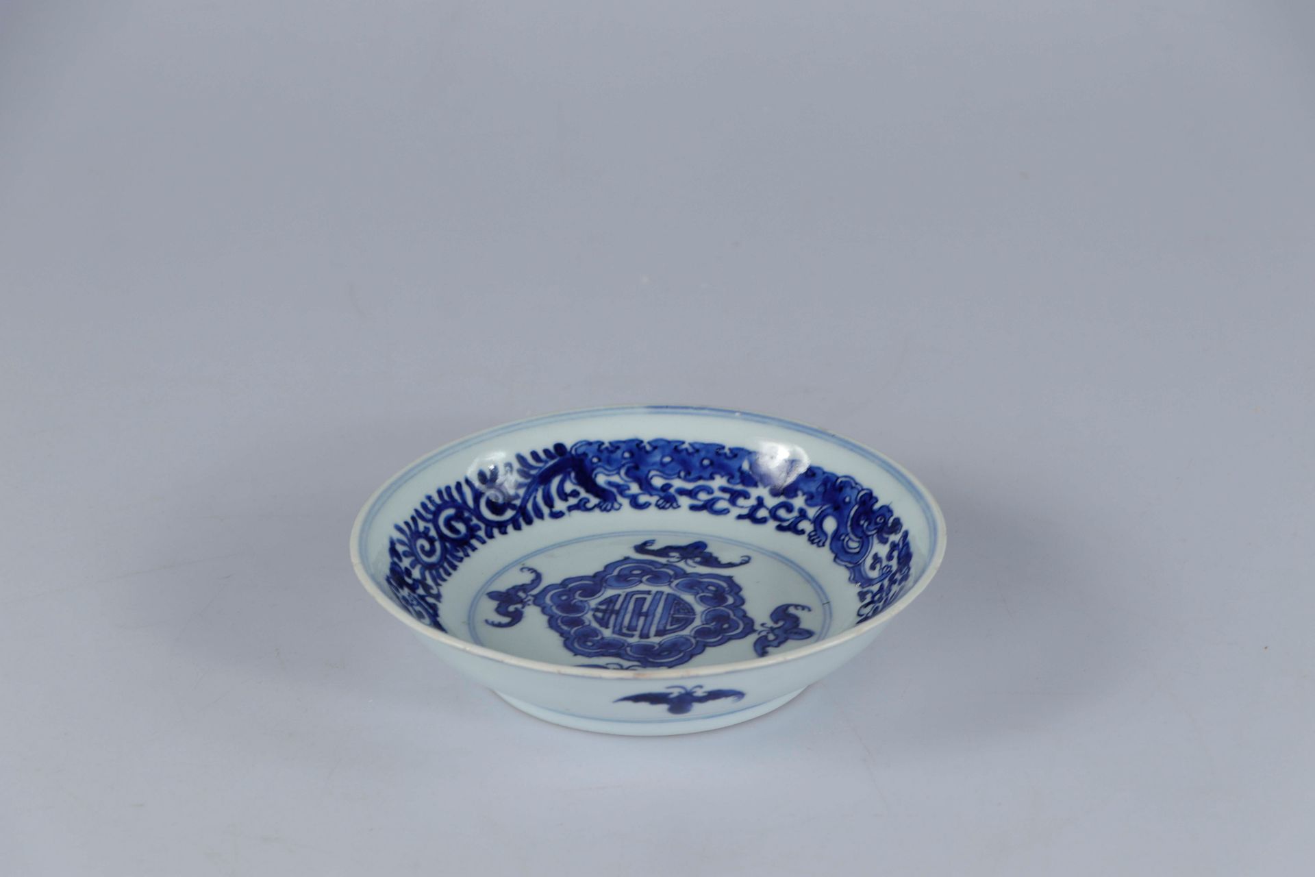 Null CHINA, Kangxi period. A blue and white porcelain bowl decorated with bats a&hellip;