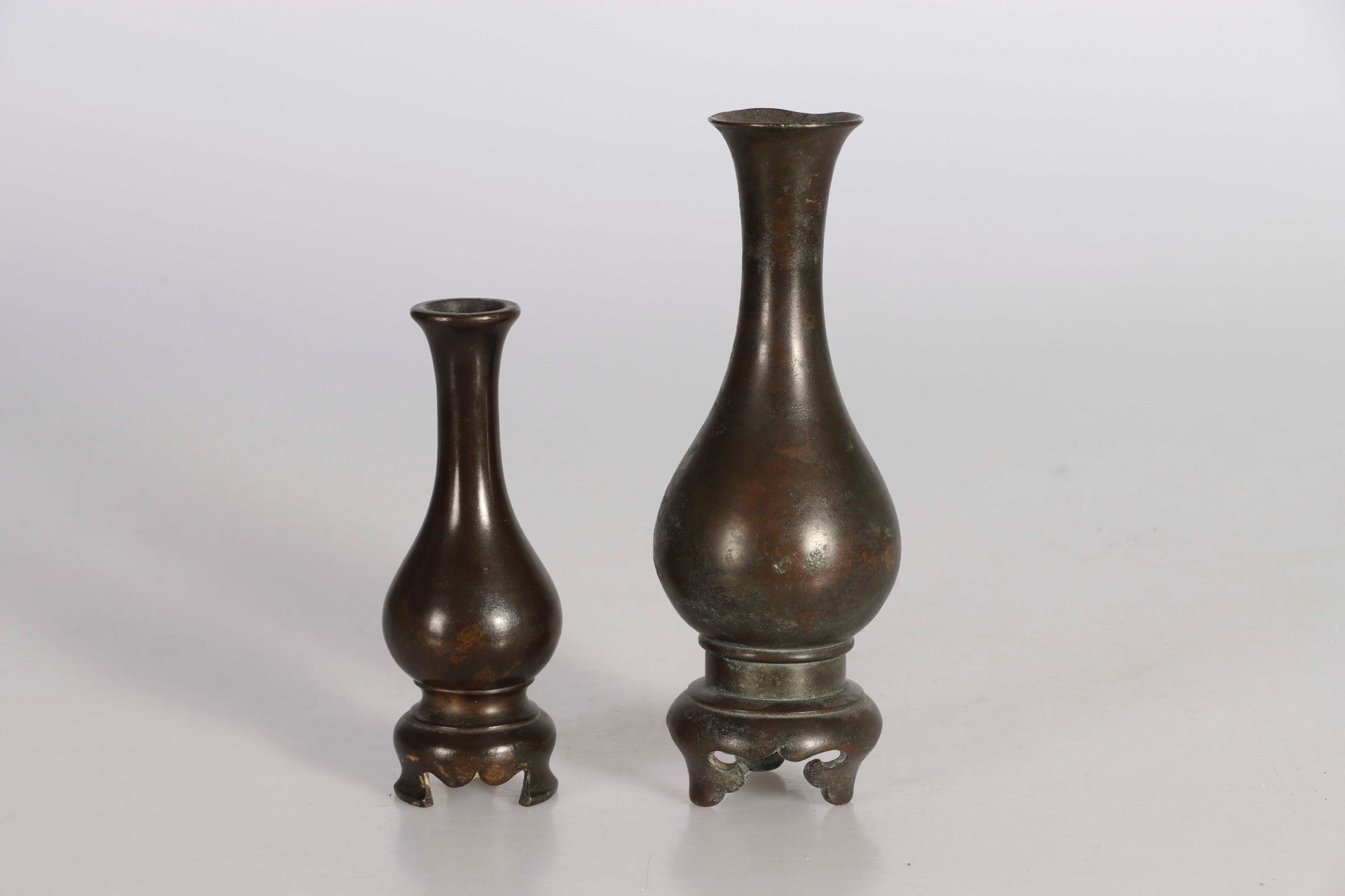 Null (2) 中国，明代。一套两件铜制海盗型花瓶，有底座。高：16,5和23厘米