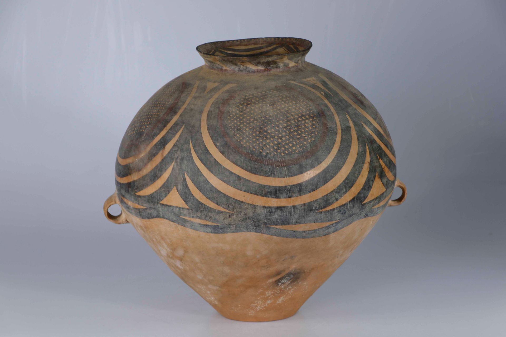 Null 中国，新石器时代。陶器花瓶，球状瓶身，两个小把手，狭长的喇叭口。棕色，红色和黑色的几何装饰。高：42厘米（事故和修复）。