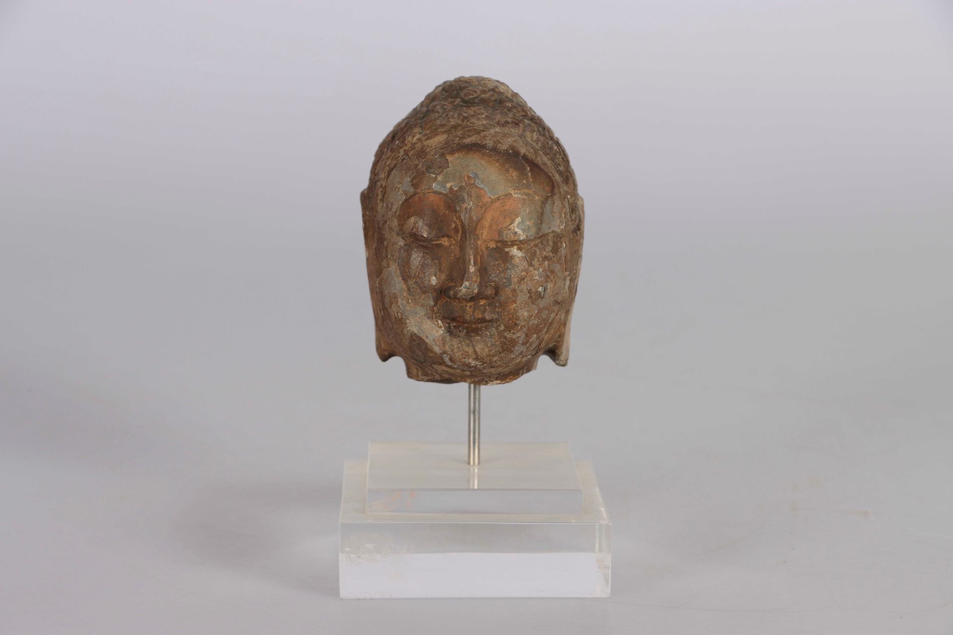 Null CHINA, Northern Qi style. Small head of Buddha in sandstone, represented wi&hellip;