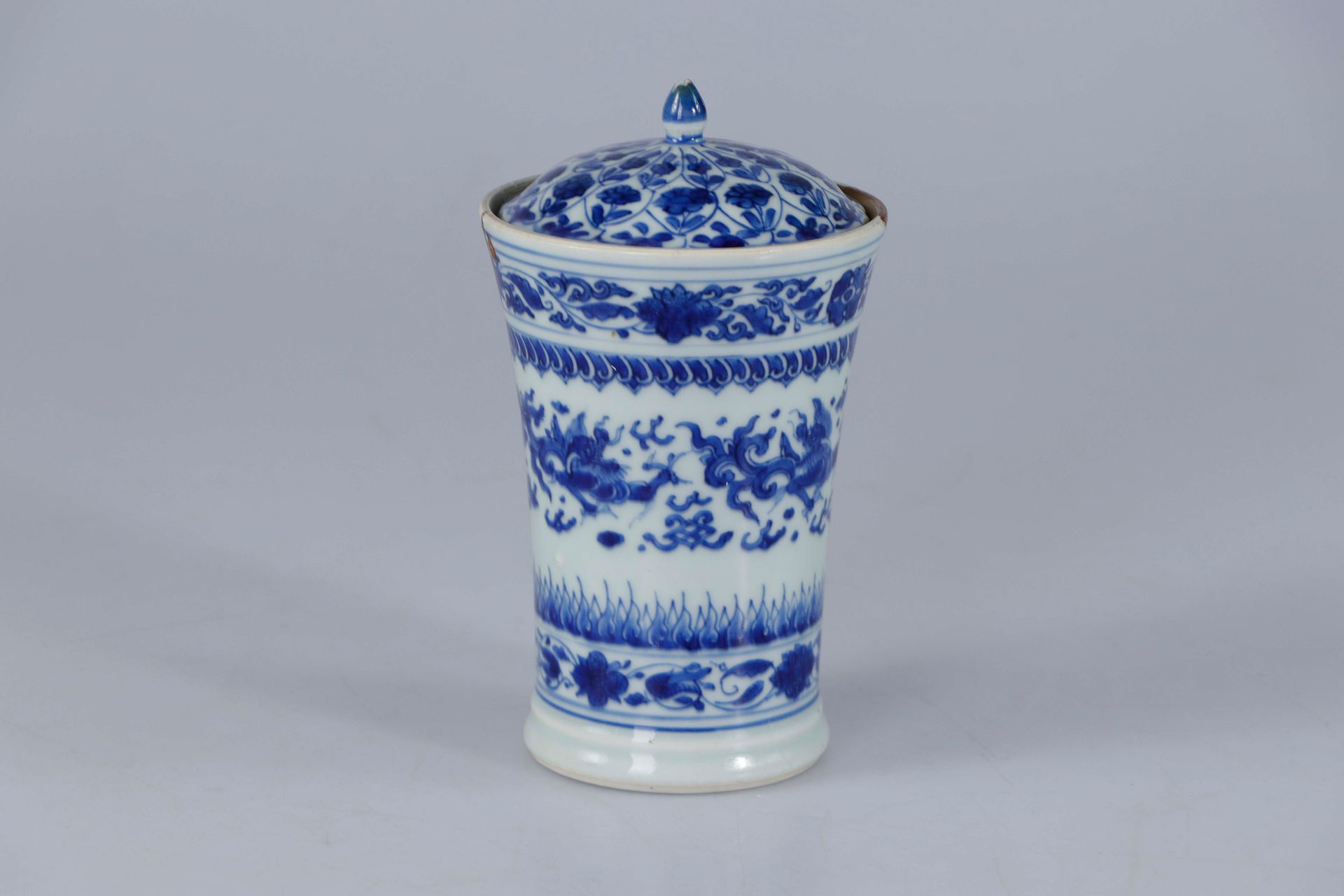 Null CHINE, Époque Kangxi. Pot couvert en porcelaine de forme conique, avec couv&hellip;