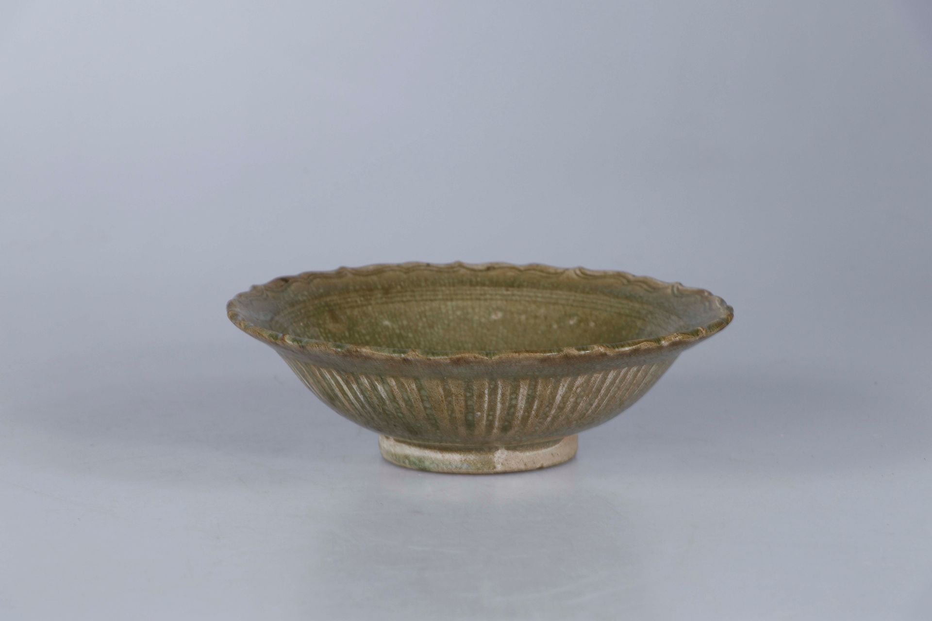Null CHINA, Ming Dynasty. Scalloped bowl in porcelain stoneware with cracked cel&hellip;