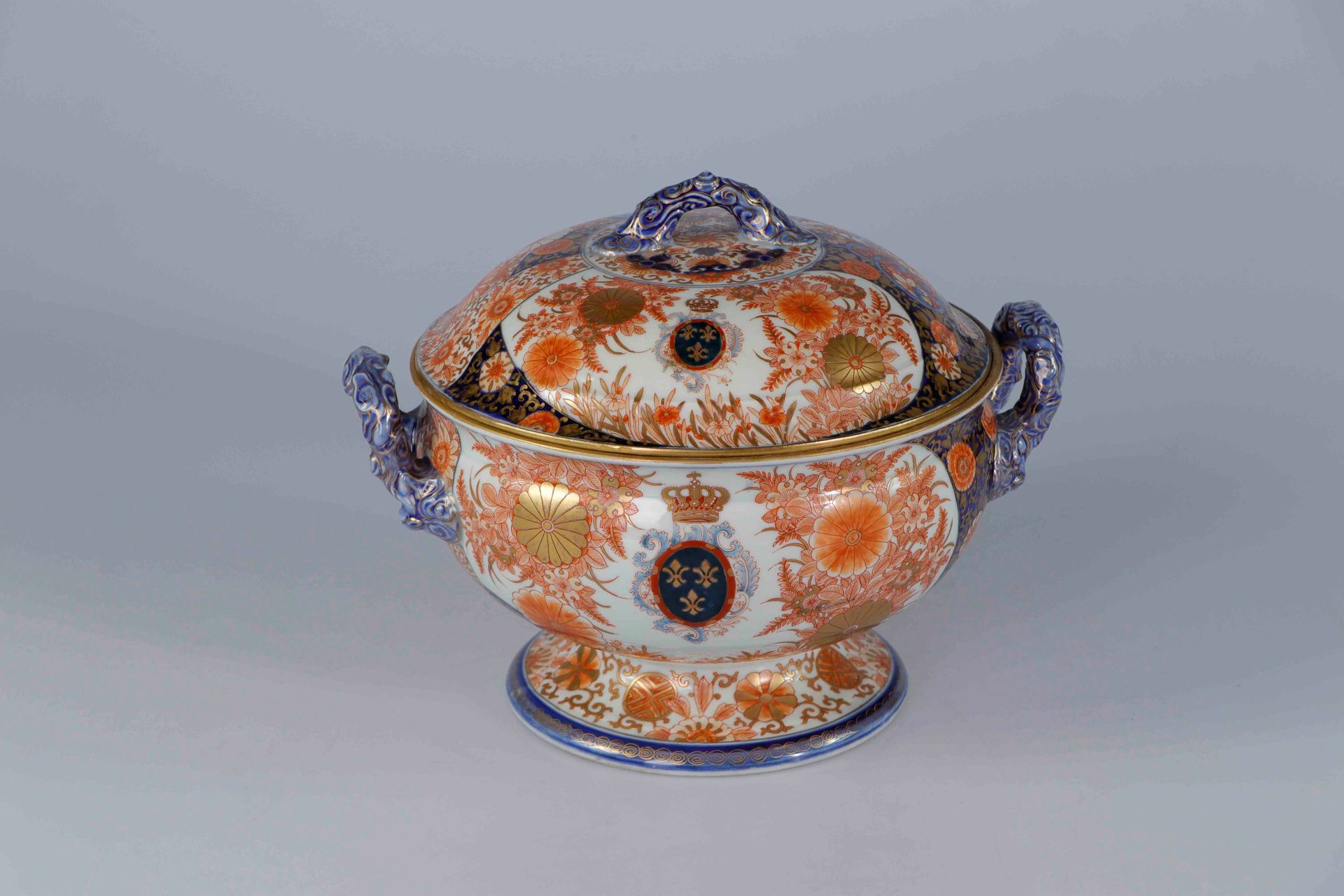 Null 日本，约1900年。罕见的伊万里瓷瓦罐及其盖子上有法国国徽的装饰（皇家纹章与3个冠状的百合花）。底部和盖子上有蓝色的标记。高：23；宽：30厘米