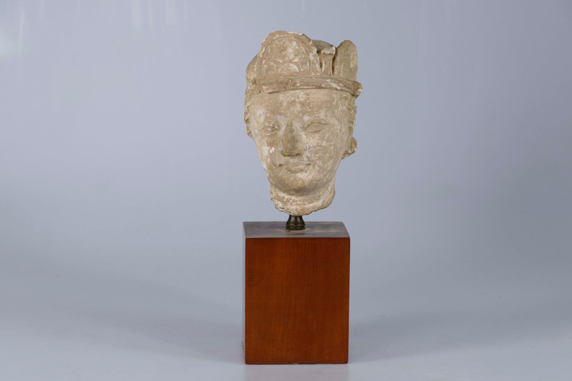 Null 印度，犍陀罗地区，1-5世纪。灰泥塑的菩提萨埵头像，面容温和安详，头发束着头冠。高：18厘米（不包括底座）（事故和缺失部分）。出处：Georges P&hellip;