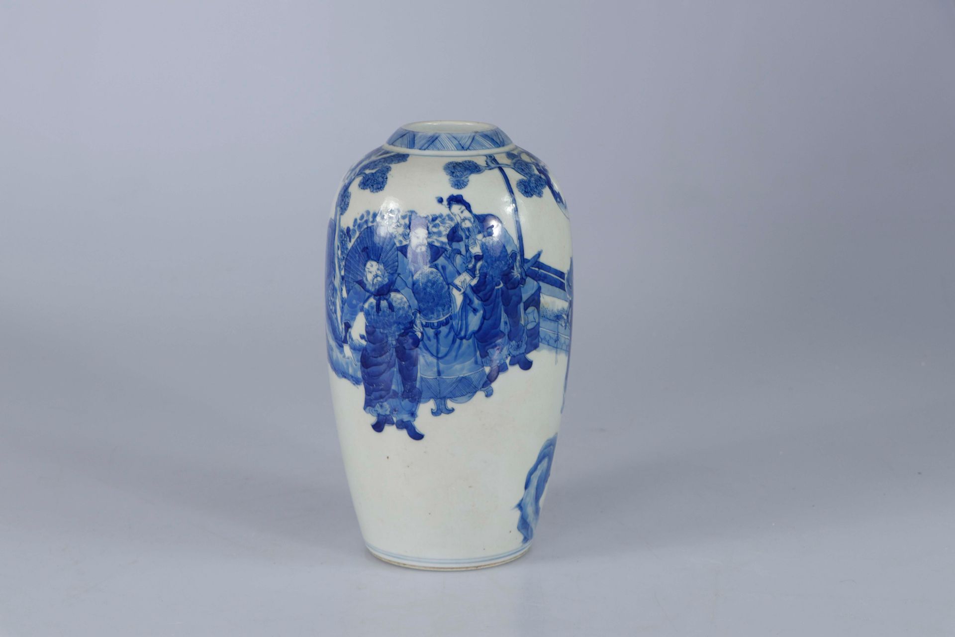 Null 中国，19世纪。一个青花瓷瓶，装饰着露台上的人物。底部有双圈。高：23,5厘米（瓶身有非常轻微的裂纹）