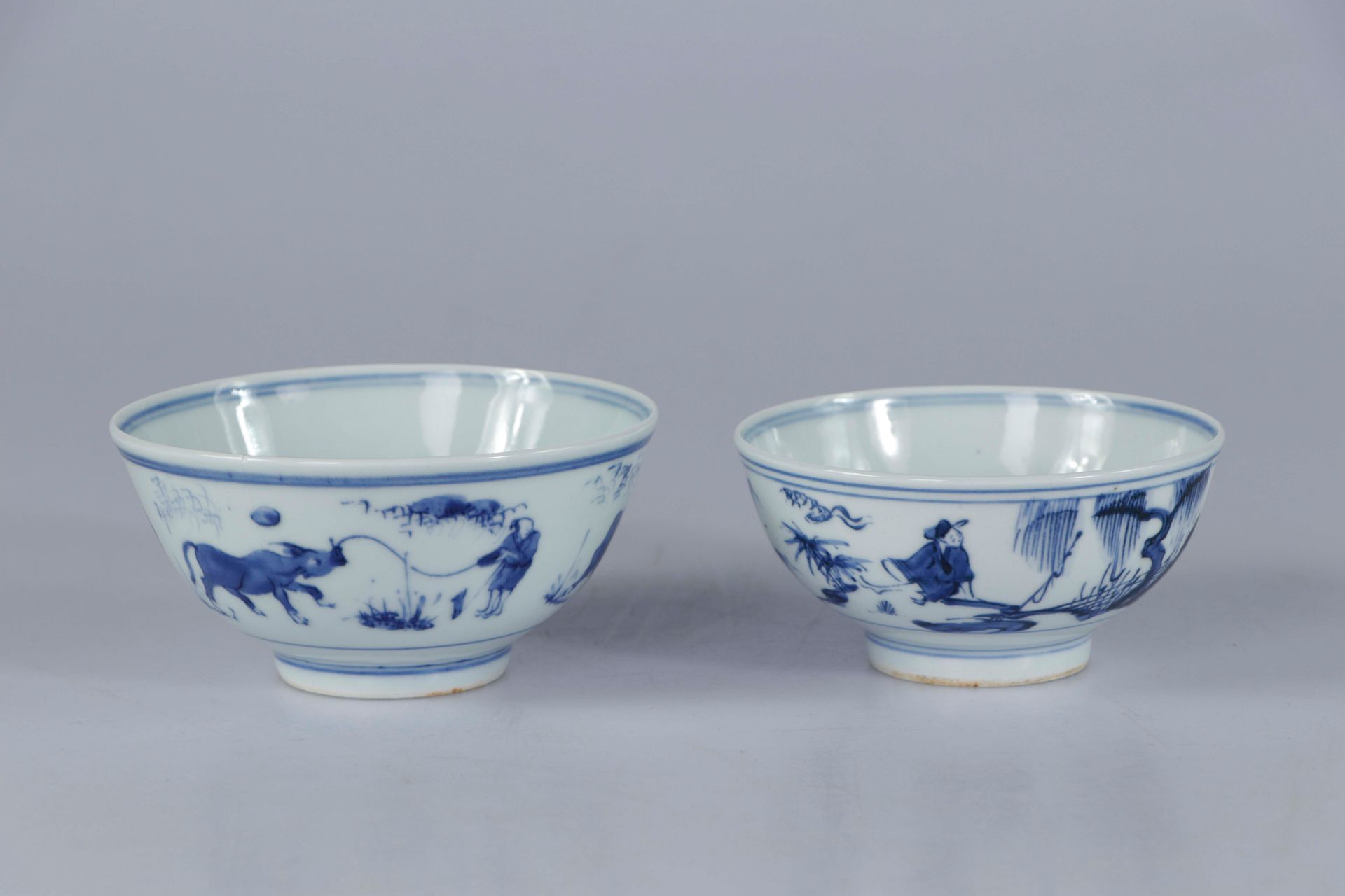 Null (2) 中国，康熙时期。两个装在小脚上的瓷碗，圆形的侧面，装饰着农民的场景。直径：11.2和12.6厘米（其中一个碗有裂缝）
出处：私人收藏，瑞士
临&hellip;