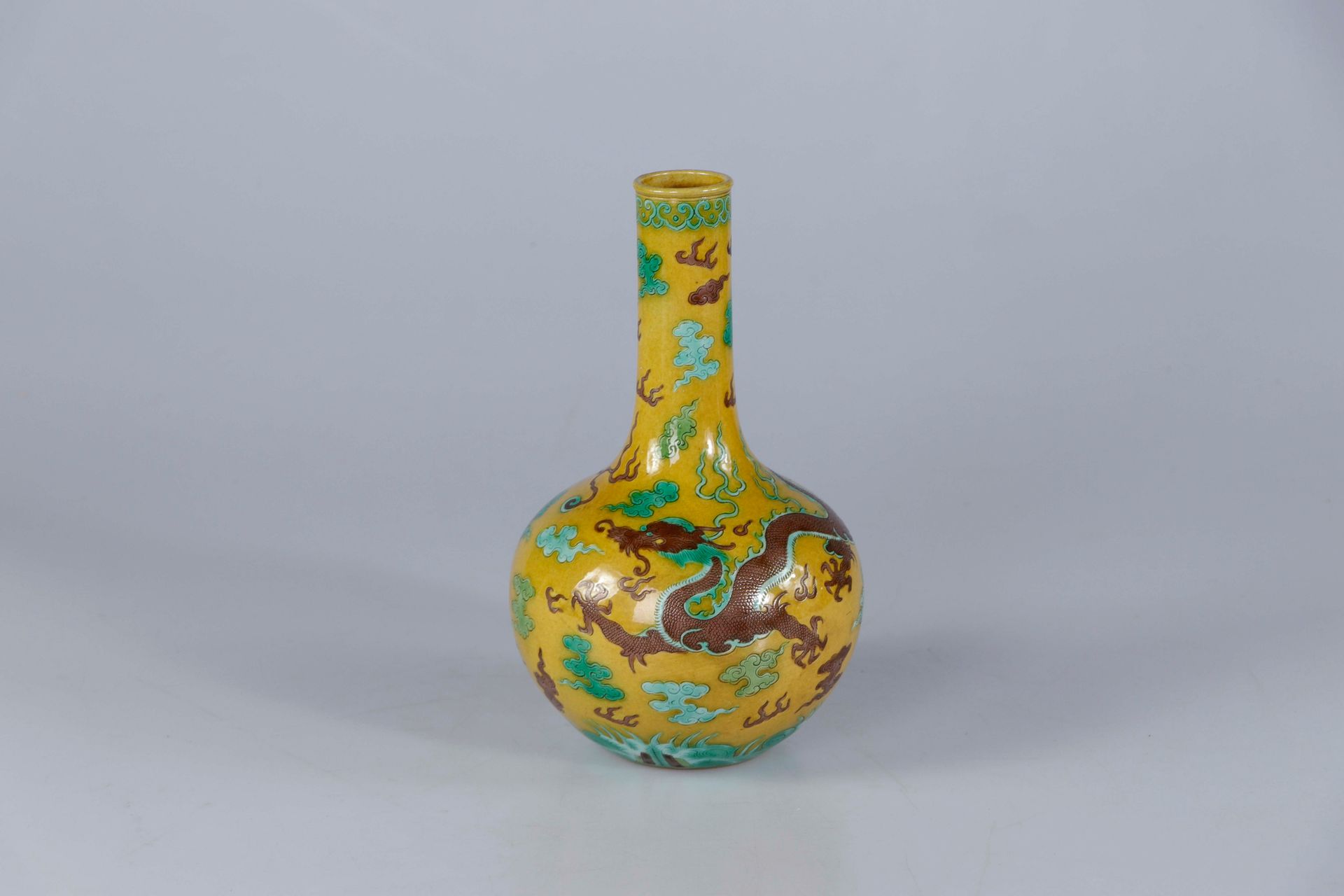 Null CHINA, Jiaqing mark and period. Porcelain vase mounted on a foot, with a gl&hellip;