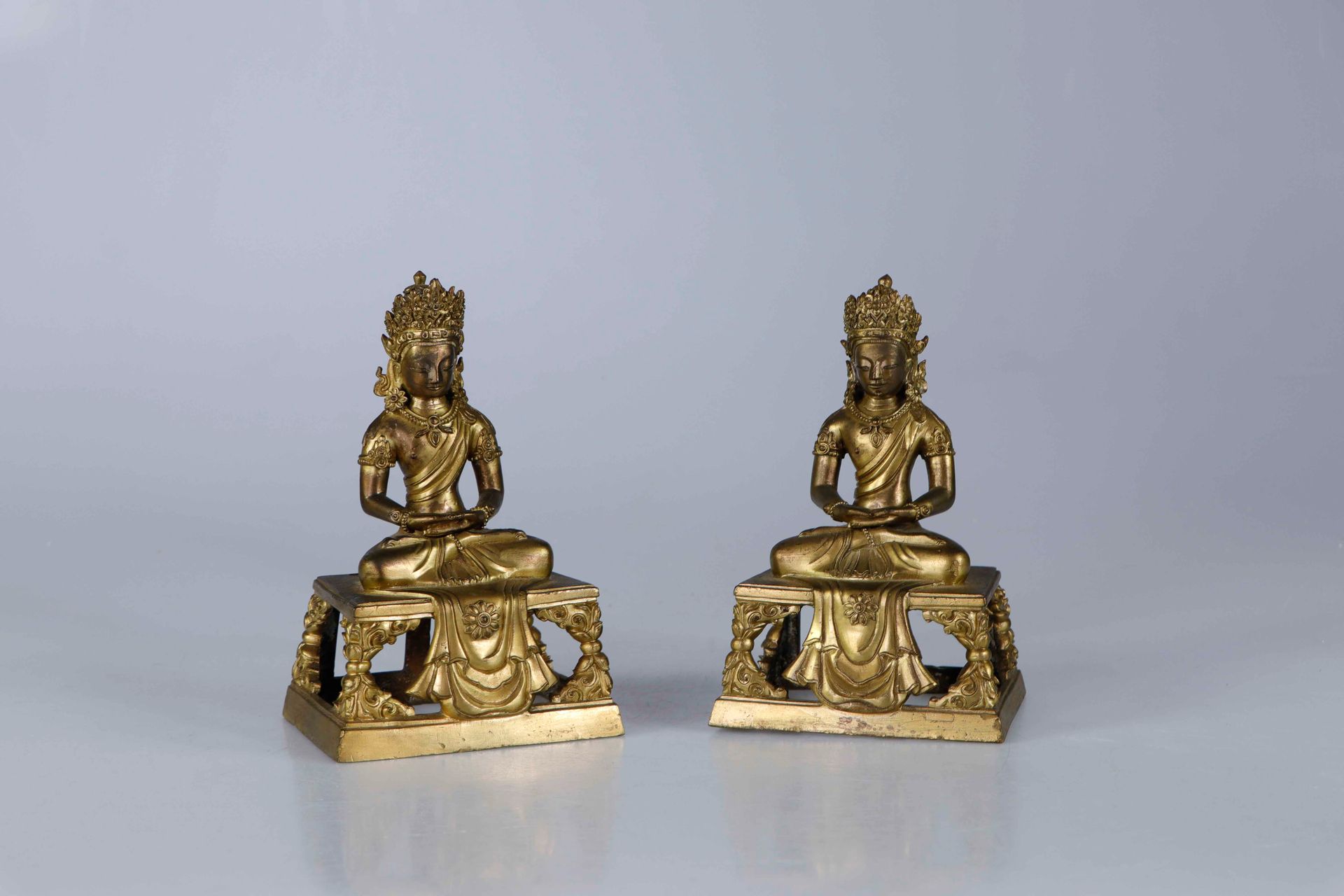 Null (2)中国，嘉龙时期。鎏金铜和铜合金的阿弥陀佛像一对。他们在一个镂空的四方形底座上坐着，双手持禅定，身穿Dhoti，佩戴珠宝，面容安详，头发梳成发髻，&hellip;