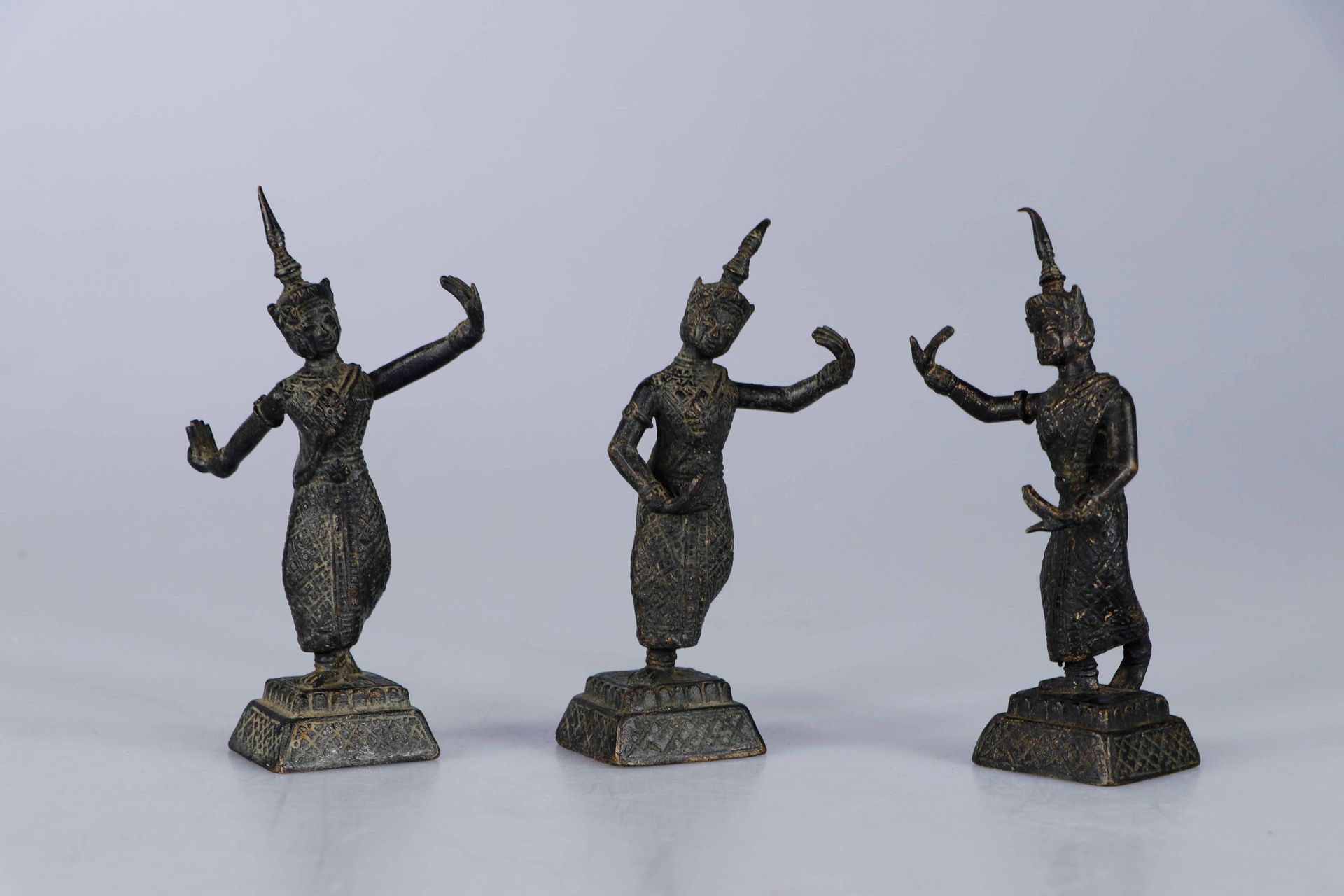 Null (3) 越南，19世纪末。一套三个站立的阿普萨拉舞者的青铜雕像。高：12厘米（每个）