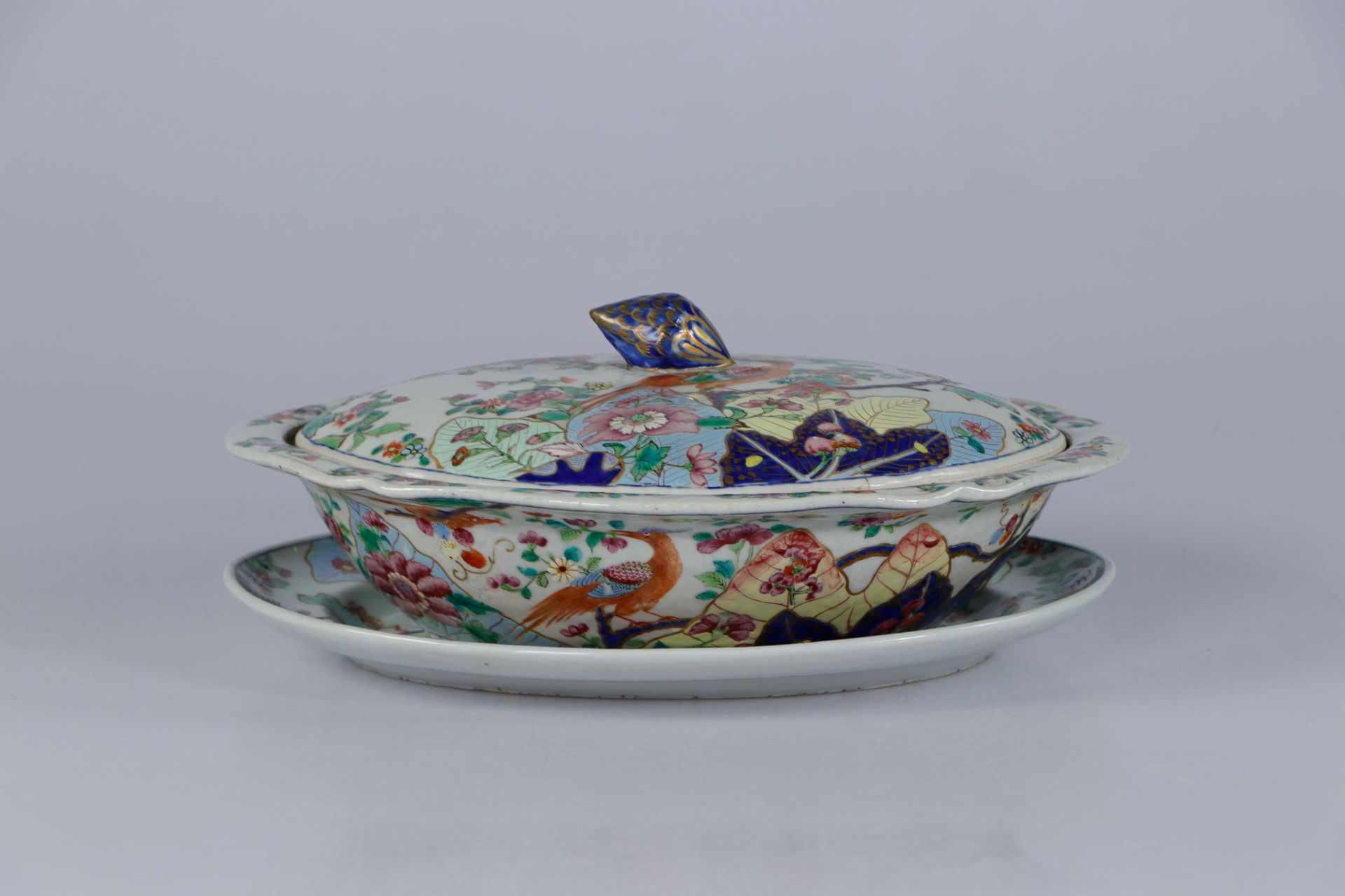Null *中国，Compagnie des Indes，18世纪。瓷器覆盖的瓦罐和它的框架有 "烟叶 "装饰，用多色珐琅彩画出鸟类、睡鼠和植物，握柄由松果形成&hellip;