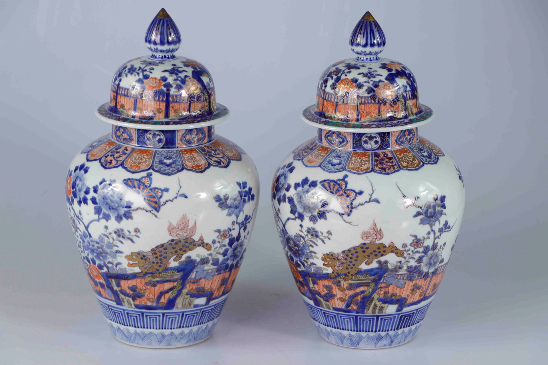 Null (2) JAPON, Fin du XIXe siècle. Paire de potiches couvertes en porcelaine po&hellip;