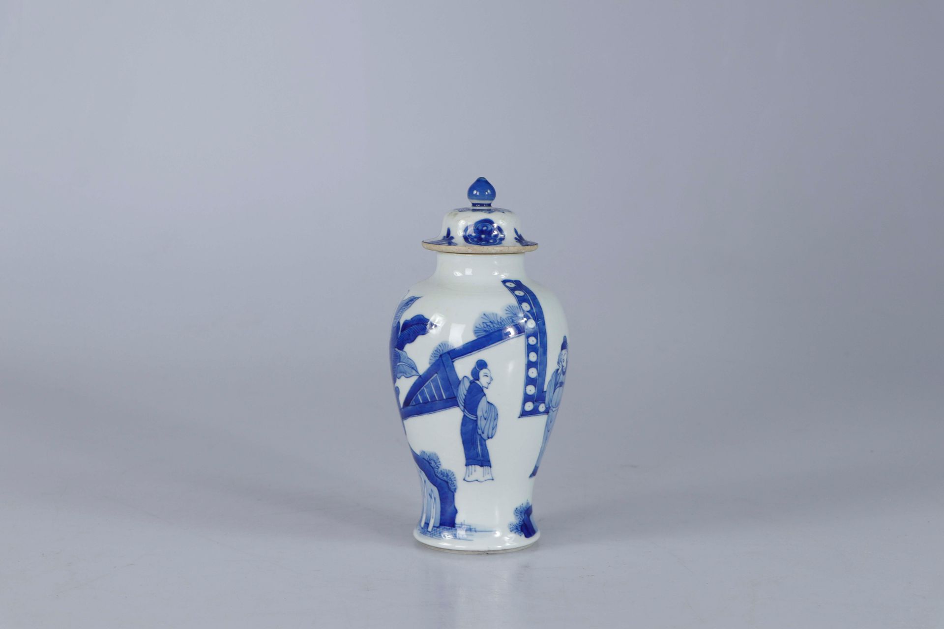 Null CHINE, Époque Kangxi. Vase couvert en porcelaine à base cintrée et épaule r&hellip;