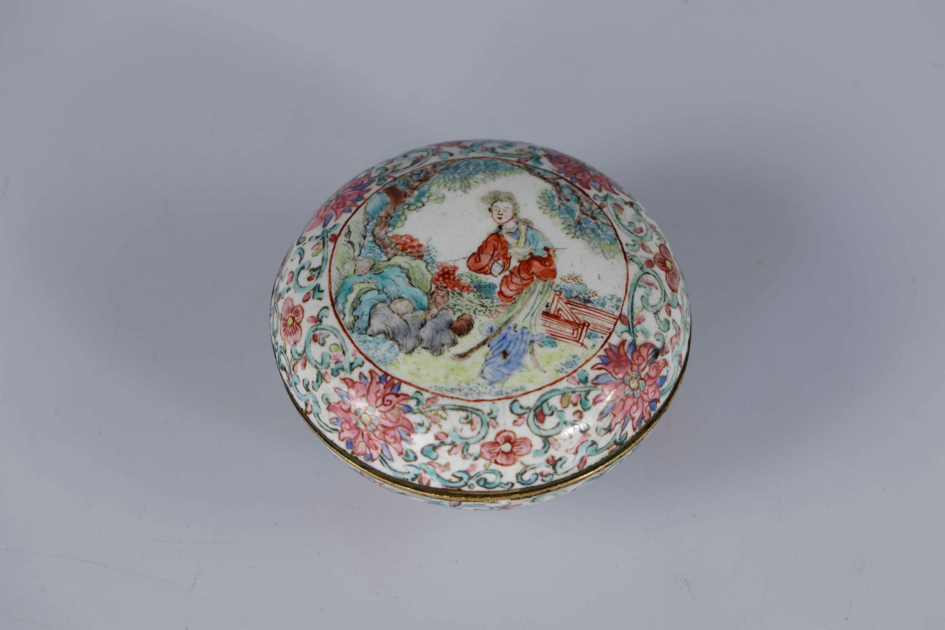 Null CHINA, periodo Qianlong. Caja lenticular de cobre y esmalte pintado decorad&hellip;