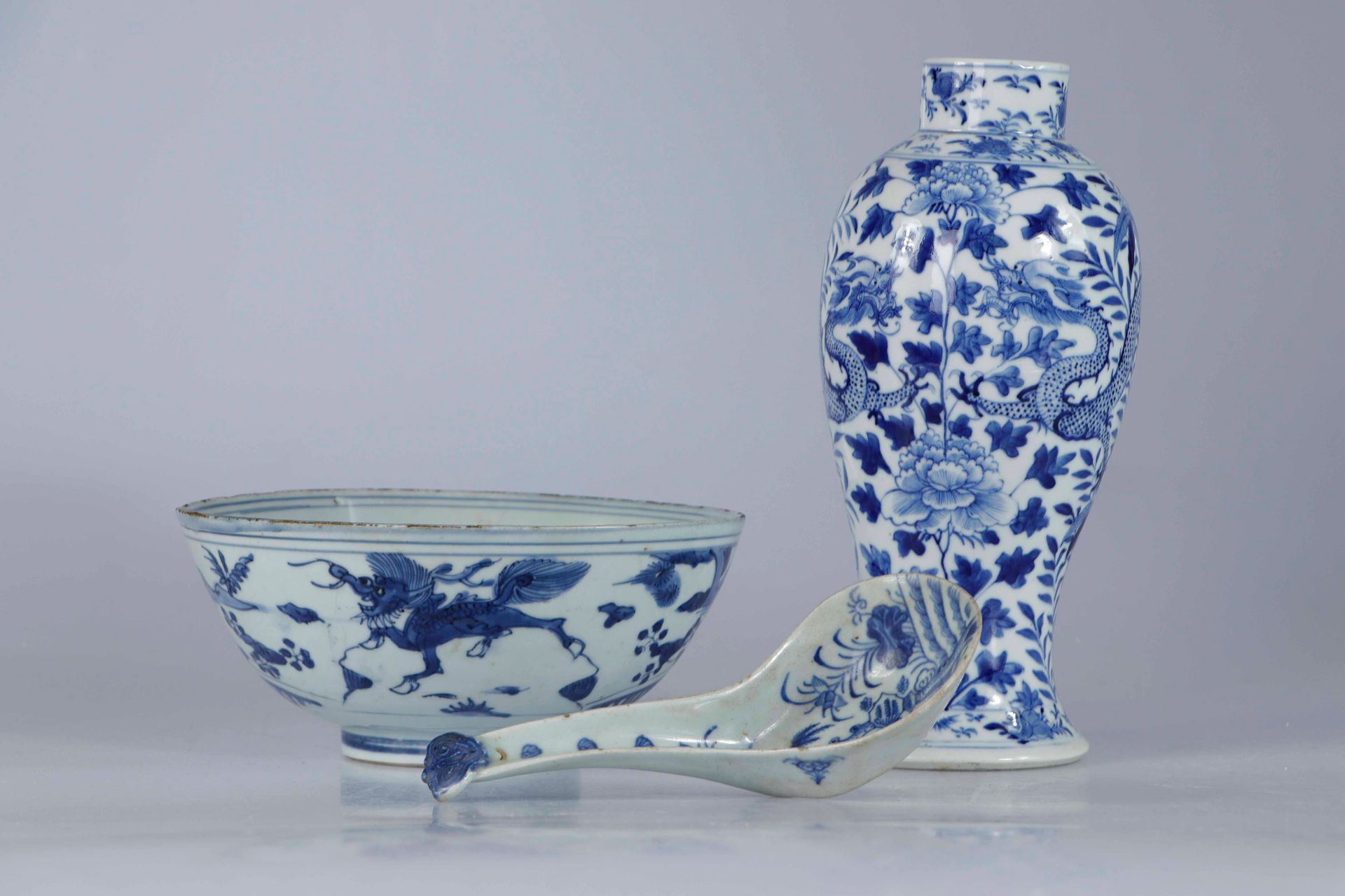 Null (3) 中国，18和19世纪。套装包括：青花瓷花瓶，有两条龙对峙，底部有康熙的天书款，高：26厘米（有轻微的缺口和烧制缺陷）；青花瓷勺，有玉器的Ngo&hellip;