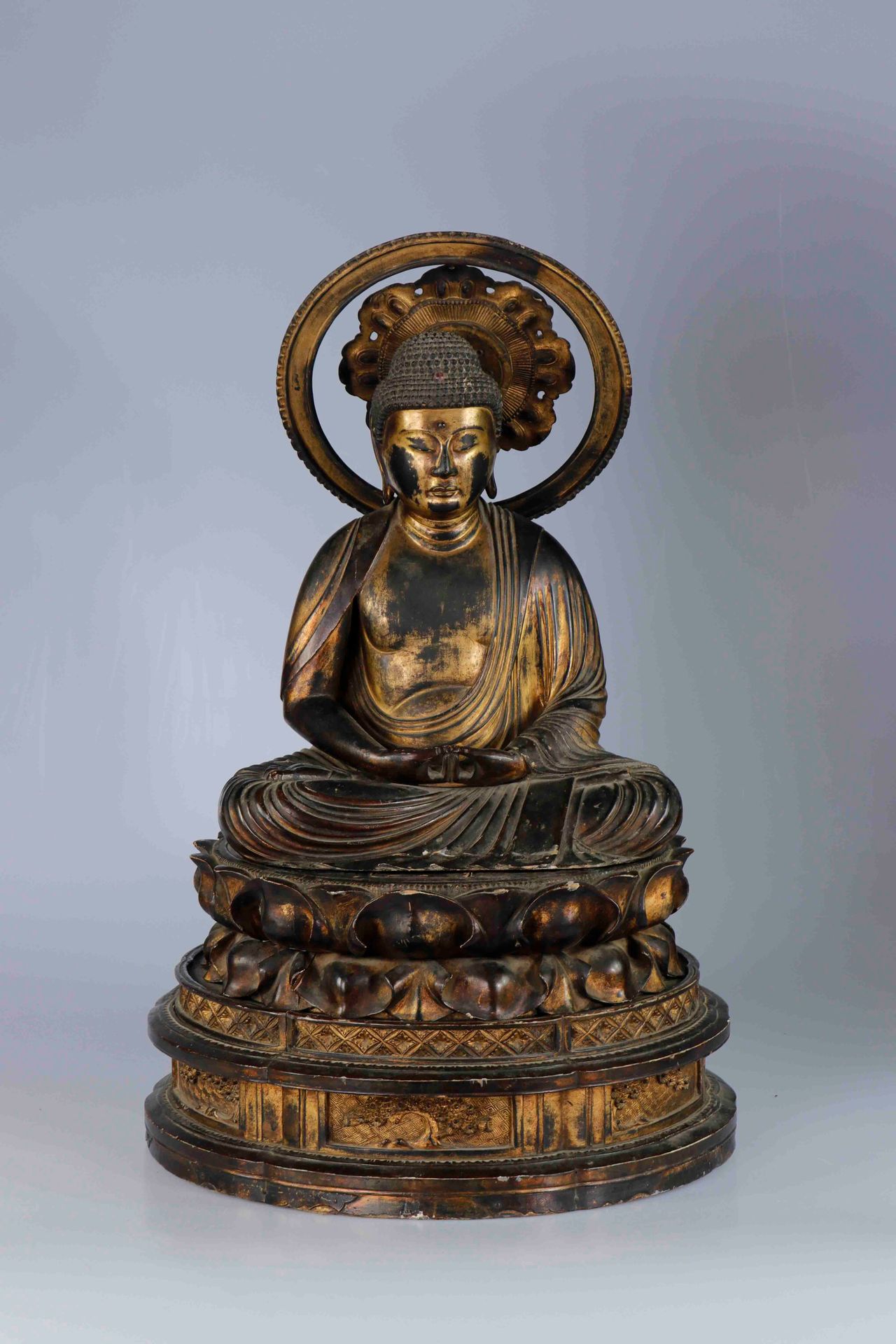 Null 日本，江户时代。大型罕见的漆器和镀金的木制雕像。它表现了阿弥陀佛以冥想的姿势坐在一朵盛开的莲花上，靠在一个层层叠叠的底座上，他的双手呈dyana mu&hellip;