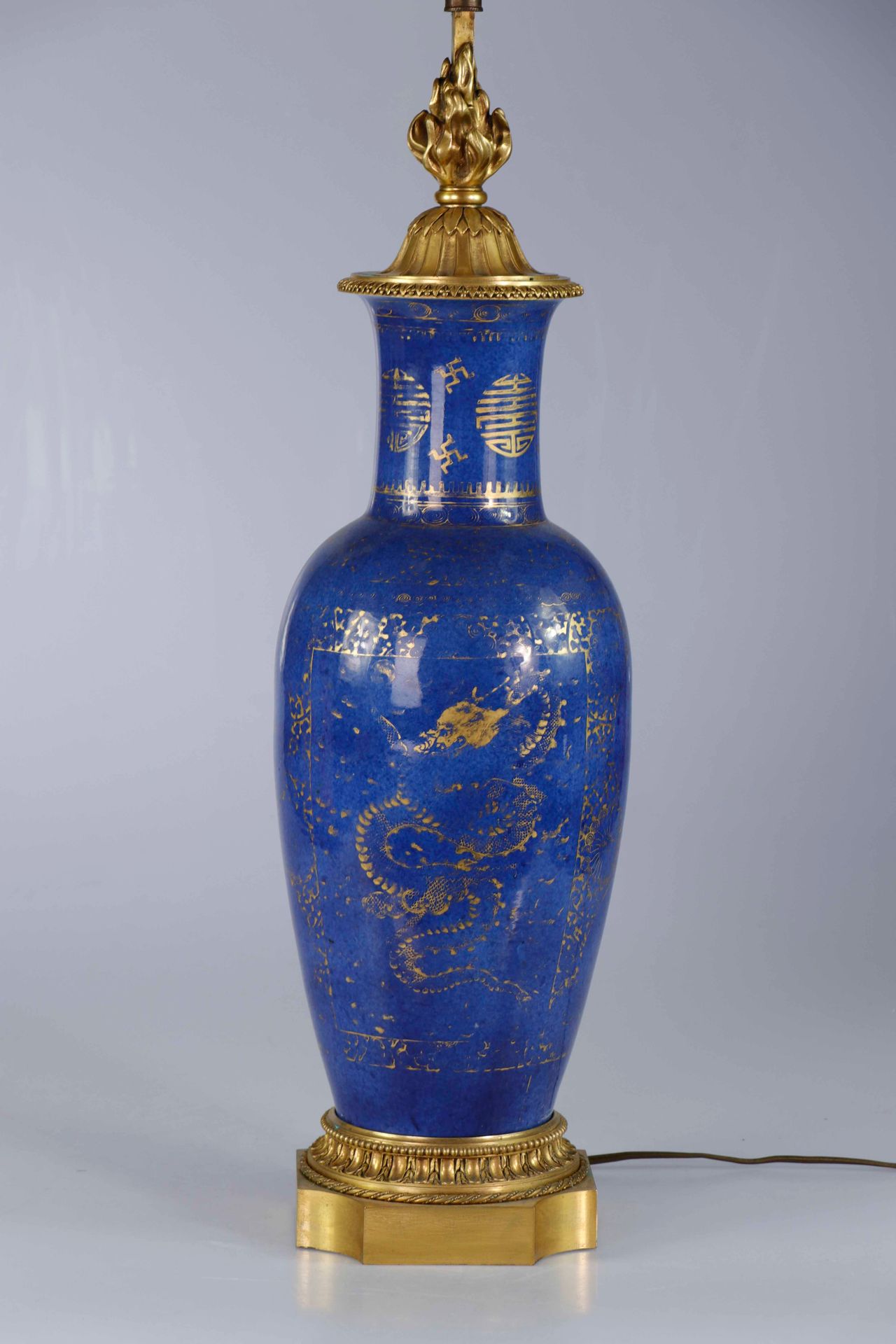 Null CHINE, Époque Kangxi. Vase de forme balustre en porcelaine à fond bleu poud&hellip;