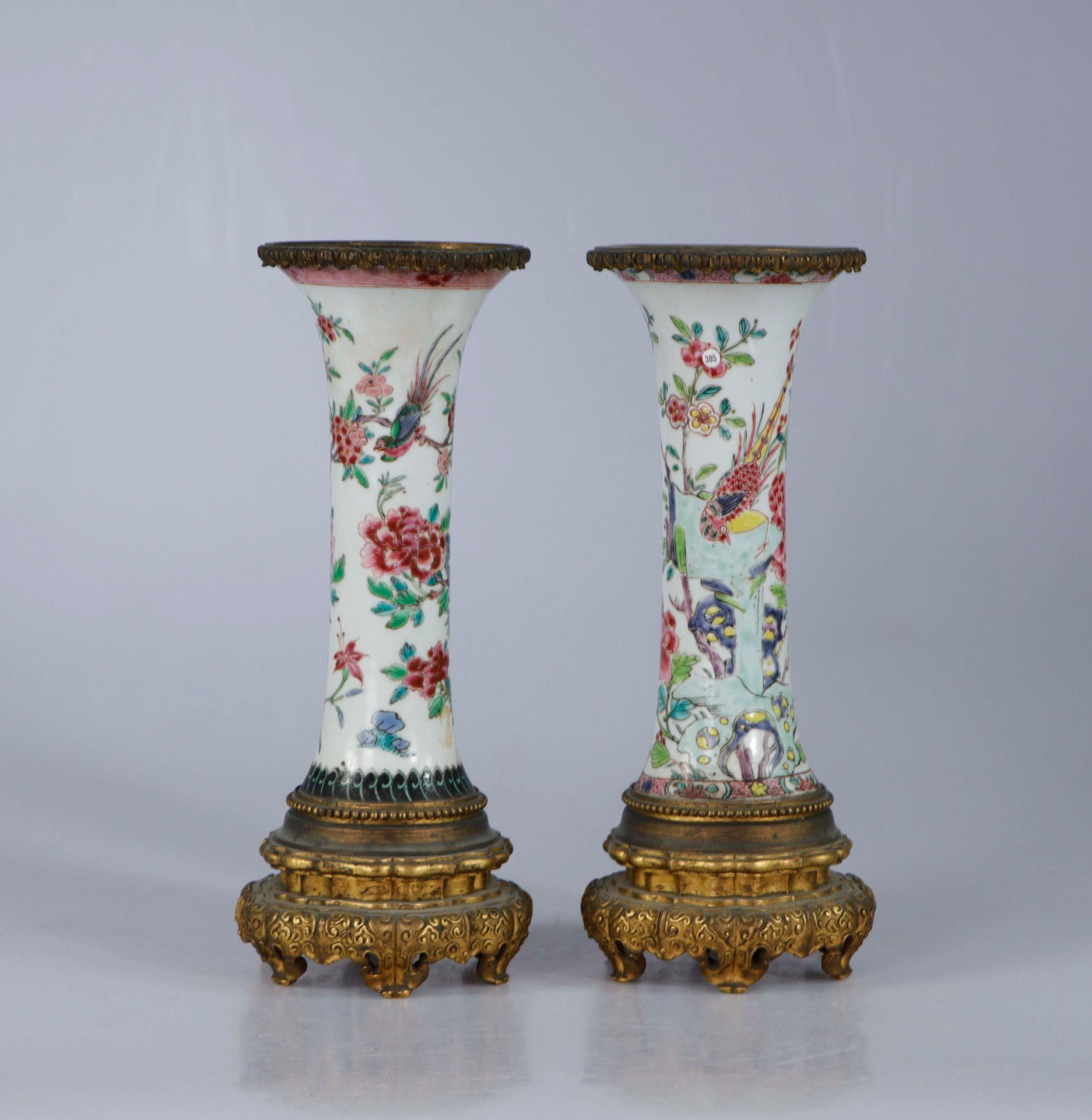 Null (2) 中国，18世纪。一对 "古 "型瓷器和Famille Rose珐琅彩角形花瓶，装饰有花枝间的鸟。鎏金的青铜安装。总高度：33厘米。单独的花瓶：&hellip;