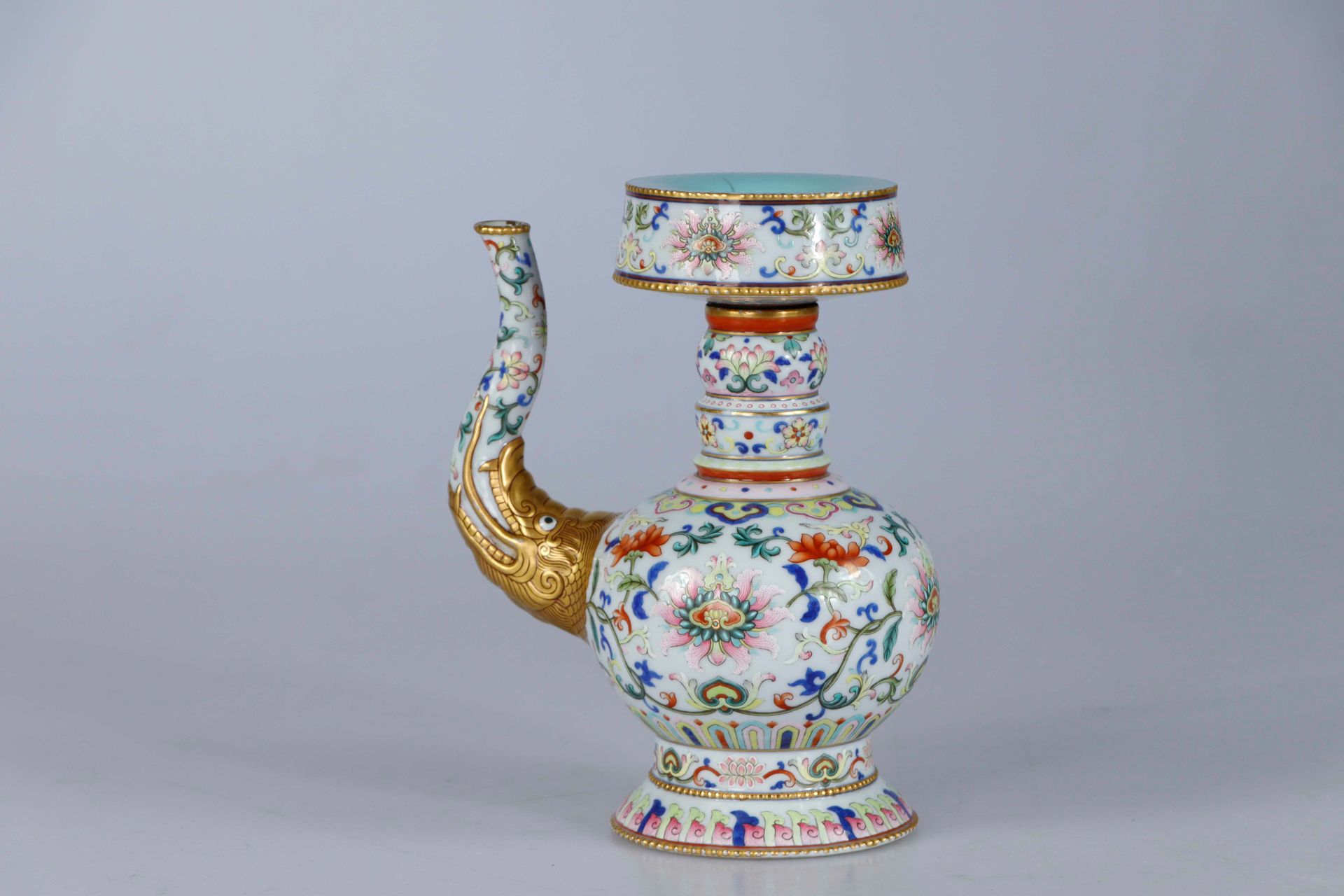 Null 中国，乾隆标记和时期。一件罕见的瓷制 "Bumpa "佛教陶器，以芬彩装饰叶子和莲花，装在一个加宽的脚上，有一个球状的身体，双管的颈部有一个圆柱形的杯&hellip;