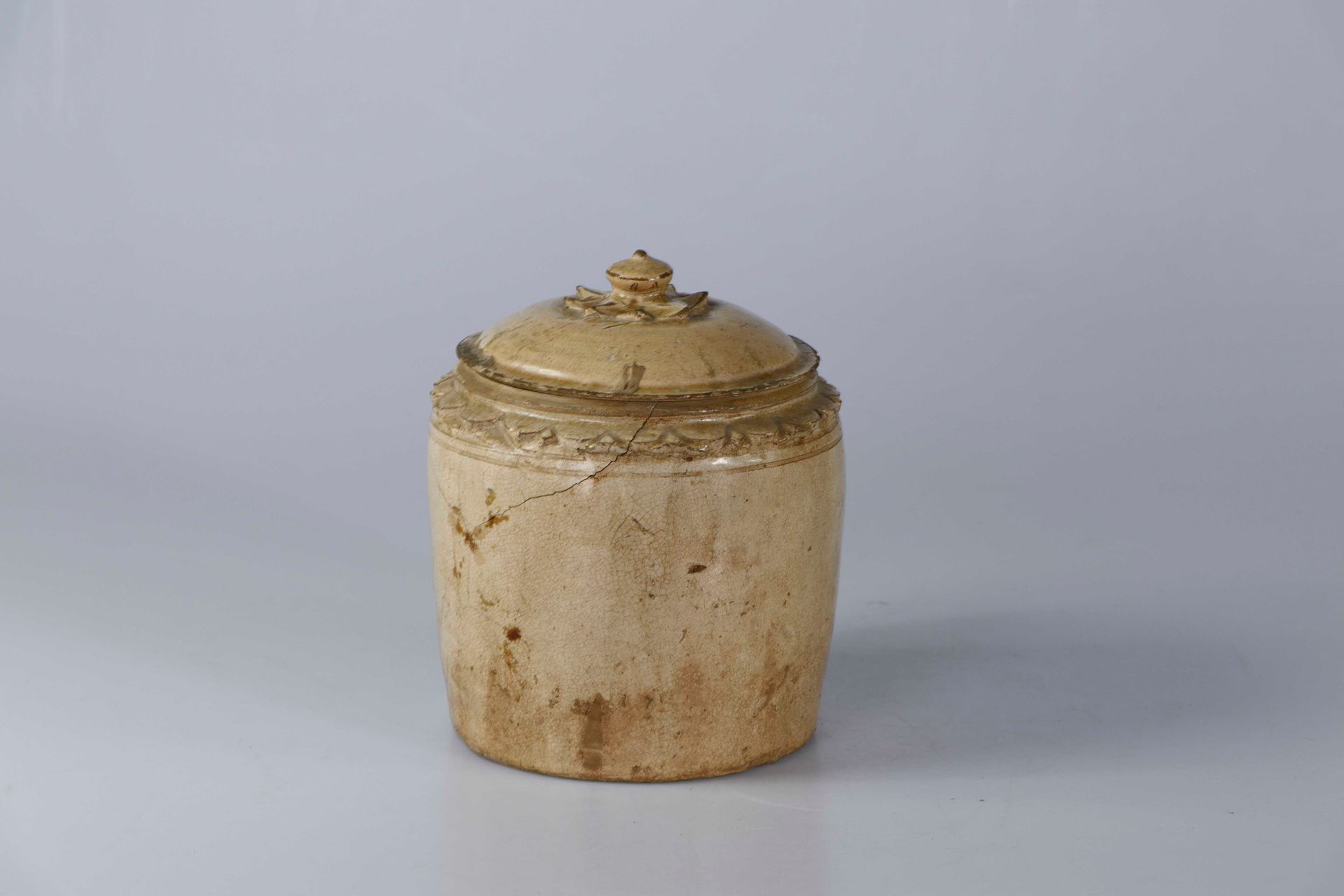 Null *VIETNAM, Ly Dynasty (11th-13th century). Covered ceramic jar with cracked &hellip;