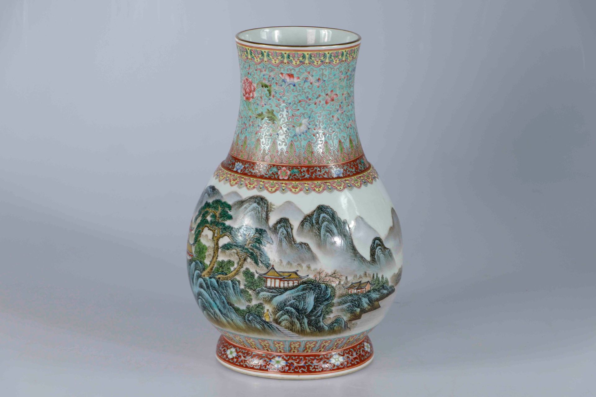 Null CHINE, Seconde moitié du XXe siècle. Vase de forme Hu en porcelaine et émau&hellip;