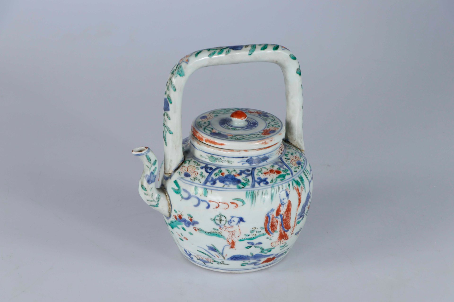Null *CHINA, marca y posible periodo Wanli. Tetera de porcelana decorada en esma&hellip;