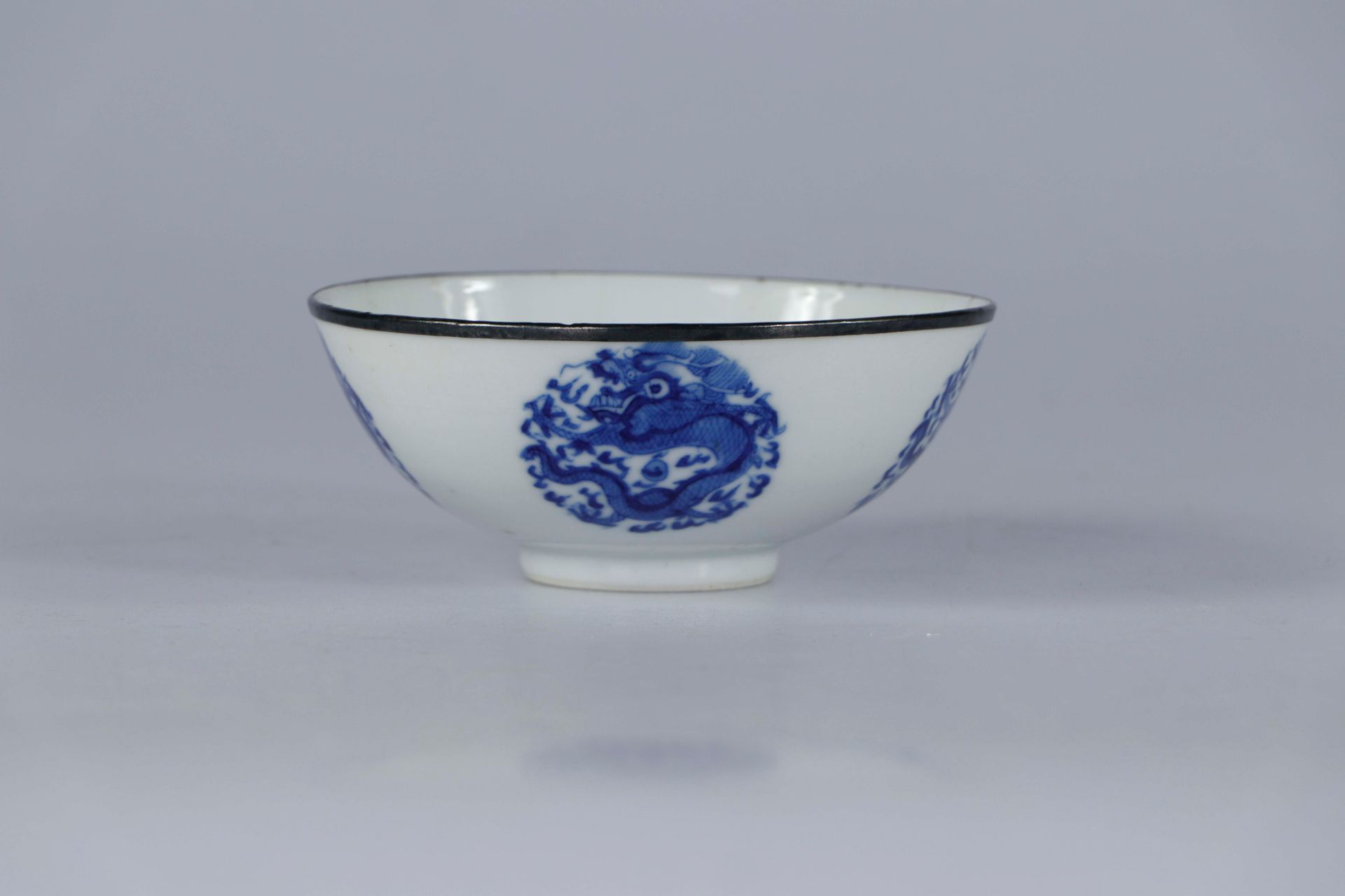 Null CHINA, 18th century. Small porcelain bowl mounted on a small foot, with rou&hellip;